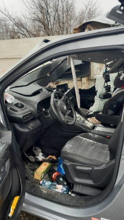 Az autóban két ember utazott