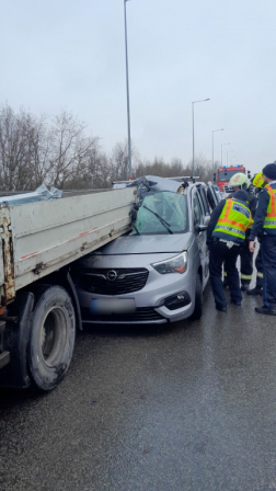 A tűzoltók áramtalanították a gépkocsikat