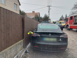 Kerítésnek is neki csapódott a gépkocsi