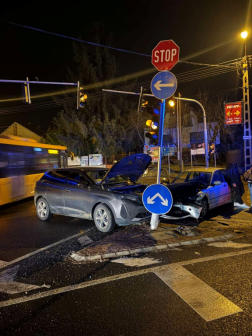 Két személygépkocsi ütközött össze