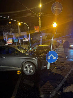 Az összetört gépkocsik forgalmi akadályt okoztak