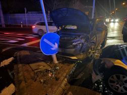 A tűzoltók áramtalanították a gépkocsikat