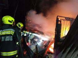 A tűz átterjedt egy tárolóra is