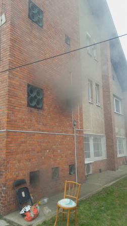 Három szintes épület villanyórája kapott lángra