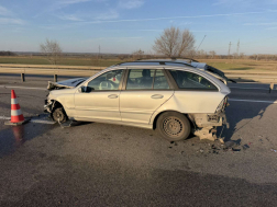 Az összetört gépkocsik forgalmi akadályt okoztak