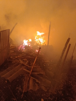 Háromszáz négyzetméteres fa szerkezetű épület kapott lángra