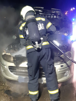 Autó motortere égett Szentendrén