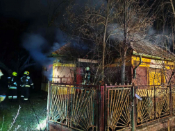 Kigyulladt egy hetven négyzetméteres lakatlan családi ház 