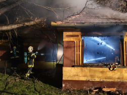 A tűz átterjedt az épület tetőszerkezetére is