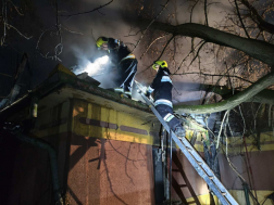 A tűzoltók megbontották a tetőt