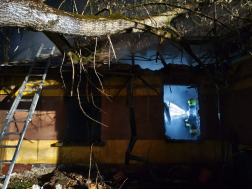 A tűzoltók átvizsgálták az épületet