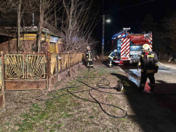 Kigyulladt egy hetven négyzetméteres lakatlan családi ház 