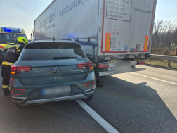 Két személygépkocsi és egy személyautó ütközött össze