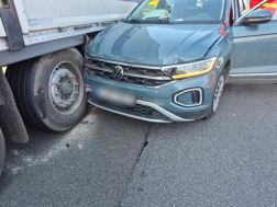 Az összetört autó forgalmi akadályt okozott