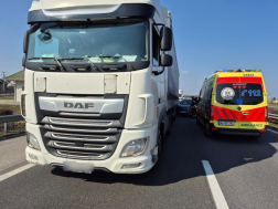 A tűzoltók áramtalanították a járműveket