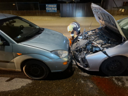 Két személygépkocsi ütközött össze