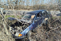 Az egyik autó az árokba hajtott