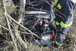 A tűzoltók áramtalanították a gépkocsikat