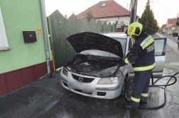 Gépkocsi égett Cegléden