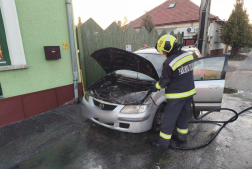 Az autó motorterében keletkezett a tűz