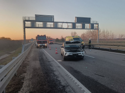 Az összetört gépkocsik forgalmi akadályt okoztak