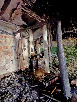 A teraszon berendezési tárgyak és eszközök égtek