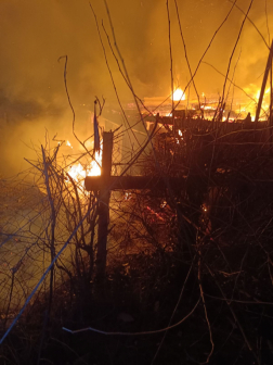 Mire a tűzoltók a helyszínre értek az ingatlan teljes terjedelmében égett