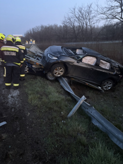 A baleset következtében két gépkocsi leborult a trélerről