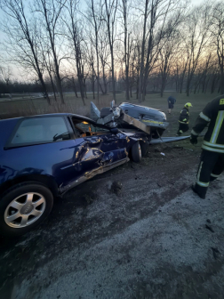 Szalagkorlátnak hajtott egy autószállító jármű