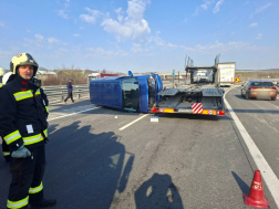 Oldalára borult egy kisbusz az M0-ás autóúton