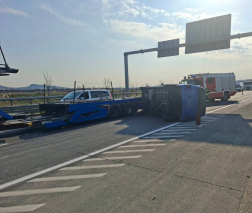 Szalagkorlátnak, majd autószállító trélernek ütközött a kisbusz