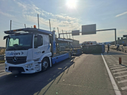 A tűzoltók áramtalanították a gépkocsikat