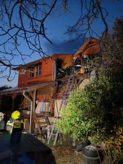 Két szintes épület felső része égett