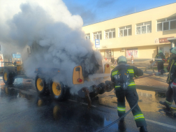 Az oltást követően a tűzoltók visszahűtötték a felmelegedett fém alkatrészeket