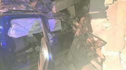 A tűzoltók áramtalanították a gépkocsit