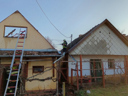 Egy kisebb ház tetőszerkezete kapott lángra