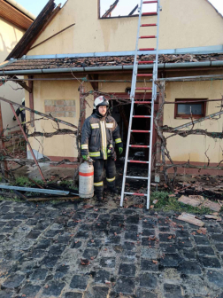 A tűz átterjedt a szomszéd épület tetőzetére is