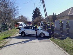 Villanyoszlopnak ütközött egy személygépkocsi 