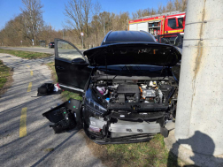 Az ütközés következtében az egyik autó villanyoszlopnak ütközött