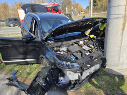 A kitört oszlopot csak a vezetékek tartották