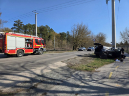 A tűzoltók áramtalanították a gépkocsikat