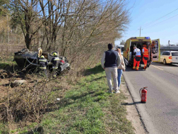A másik autó árokba csapódott és felborult