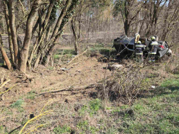 A tűzoltók áramtalanították a gépkocsikat