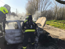 Családi ház udvarán égett a gépkocsi