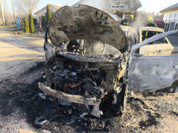 A helyszínen tartózkodók az égő autót kitolták az úttestre