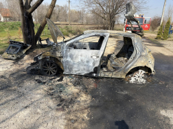 Az autó teljesen kiégett