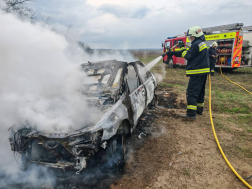 Kigyulladt egy személygépkocsi Dány külterületén