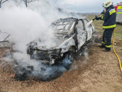 Teljes egészében égett az autó