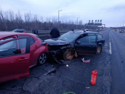 Az összetört autók forgalmi akadályt okoztak