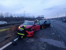 A tűzoltók áramtalanították a gépkocsikat